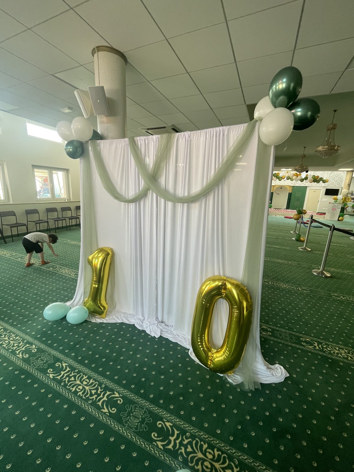 Décor backdrop avec voilages et ballons pour espace photo