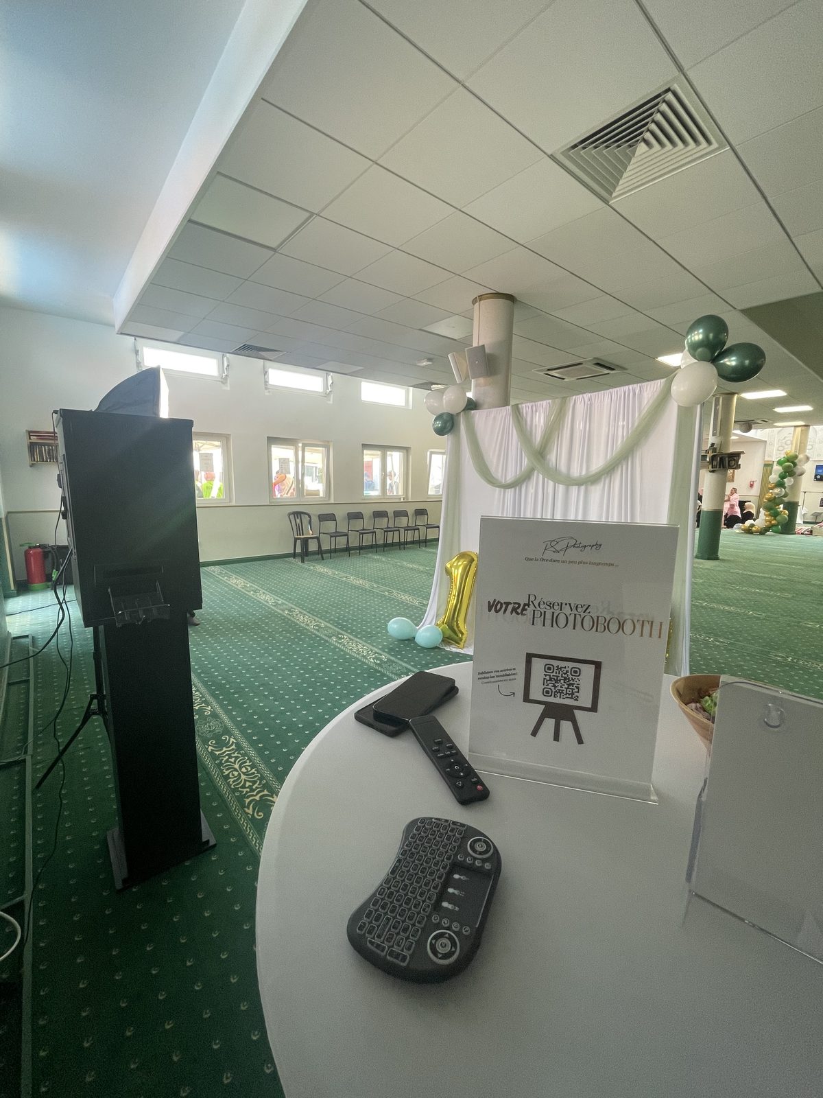 Photobooth RS Photography installé lors d'un événement associatif décoré