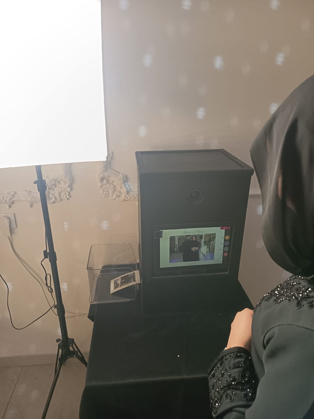 Invitée utilisant le photobooth lors d'un mariage